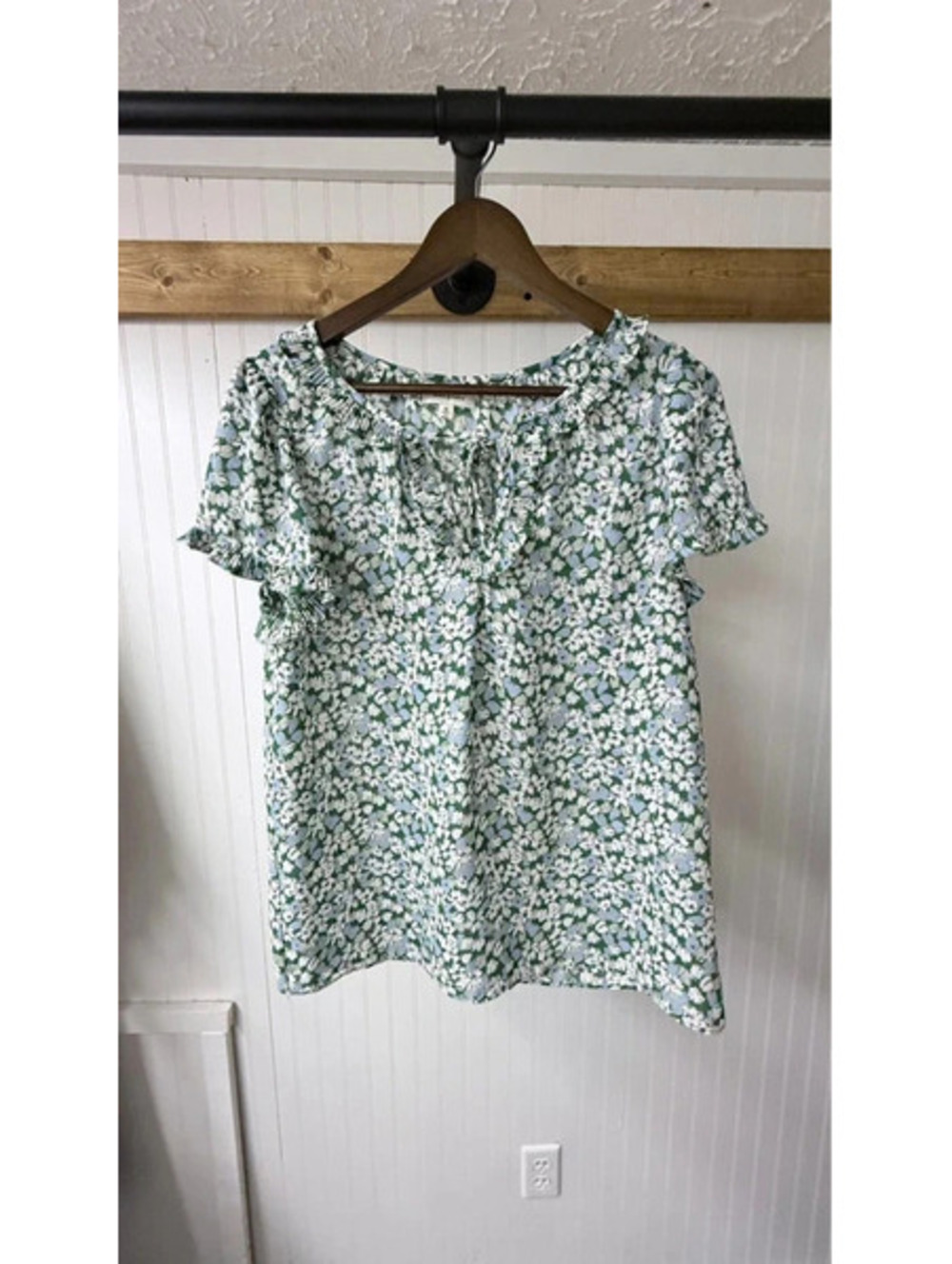 Max Studio green ditsy floral print blouse medium flutter sleeve boho career